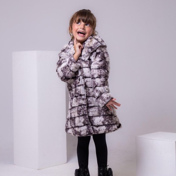 Casaco Peluciado Preto e Branco Mesclado Com Capuz