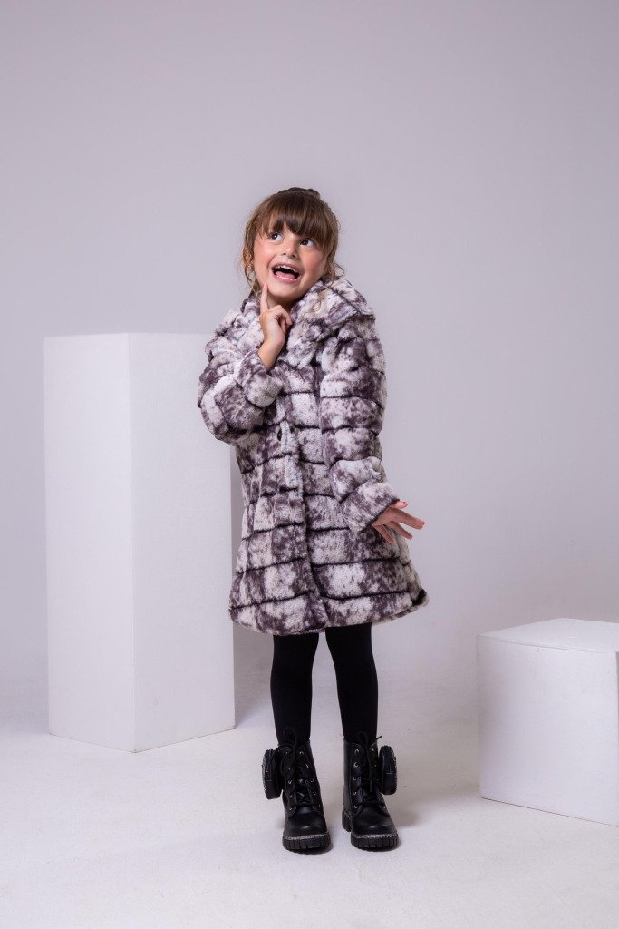 Casaco Peluciado Preto e Branco Mesclado Com Capuz