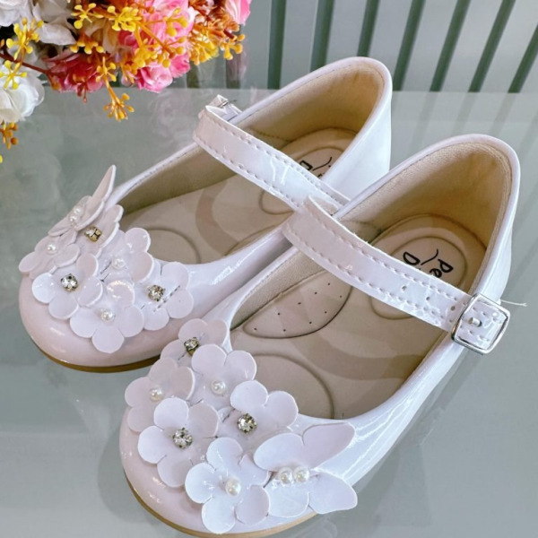 Sapatinho Branco Verniz Com Florzinhas e Strass Batizado