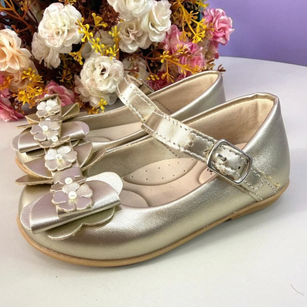 Sapatinho Infantil Dourado Fosco C/ Aplique de Florzinhas